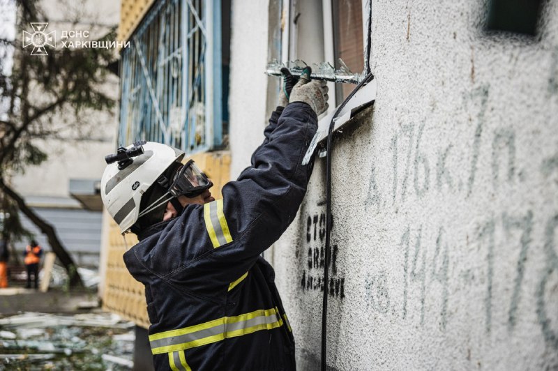 📍У Харкові рятувальники проводили аварійно-відновлювальні роботи після російських обстрілів в Основ’янському та Слобідському районах 📍У Харкові рятувальники проводили аварійно-відновлювальні роботи після російських обстрілів в Основ’янському та Слобідському районах