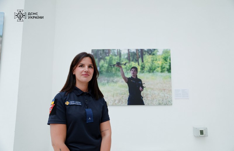 📸Саперки ДСНС стали героїнями фотовиставки «Жінки у розмінуванні» від HALO Ukraine ⤵
Це розповідь про українок, які працюють у сфері розмінування 📸Саперки ДСНС стали героїнями фотовиставки «Жінки у розмінуванні» від HALO Ukraine ⤵
Це розповідь про українок, які працюють у сфері розмінування