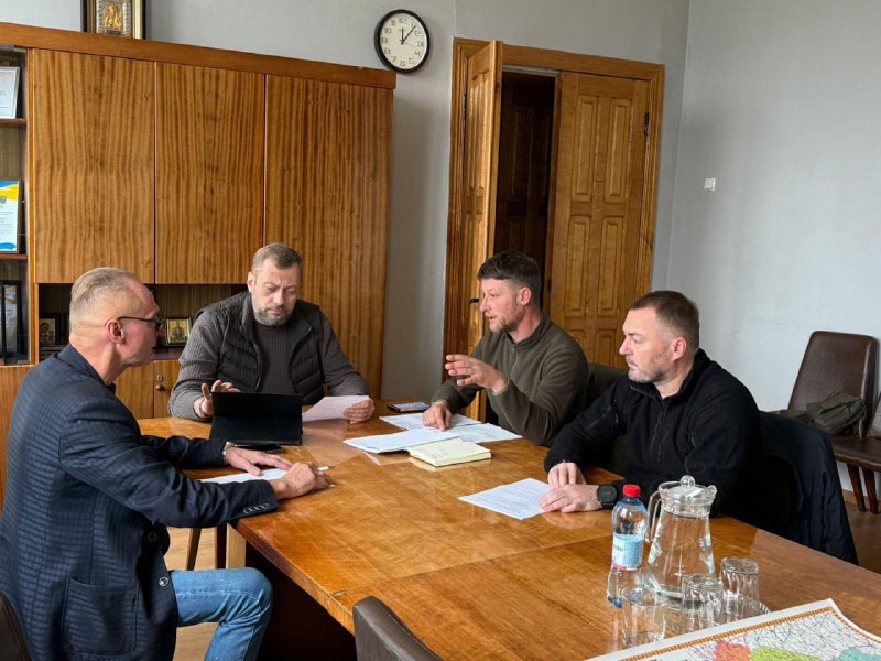 Новгород-Сіверський і Корюківський райони - прикордонні. А отже і викликів там у рази більше Новгород-Сіверський і Корюківський райони - прикордонні. А отже і викликів там у рази більше