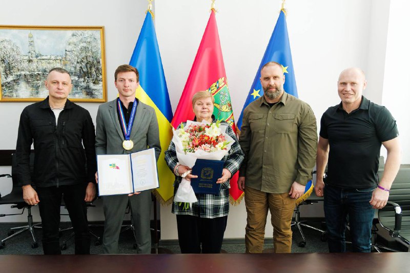 🥇 Привітав із золотою медаллю фехтувальника з Харківщини та його тренера. 🥇 Привітав із золотою медаллю фехтувальника з Харківщини та його тренера.