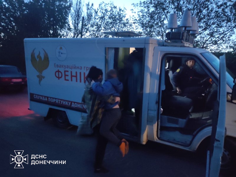 #Донеччина: внаслідок обстрілу виникли пожежі, рятувальники евакуювали людей із палаючих будинків #Донеччина: внаслідок обстрілу виникли пожежі, рятувальники евакуювали людей із палаючих будинків