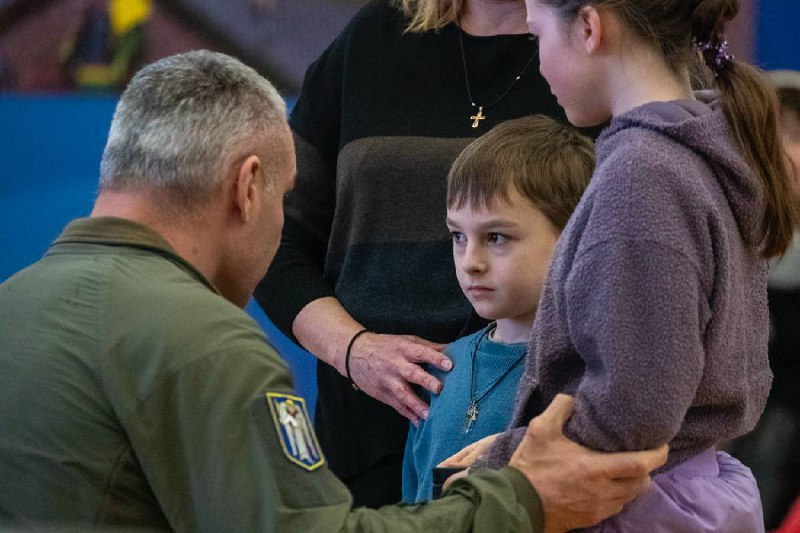 У День Соборності України, зустрівся з рідними загиблих Героїв-захисників та вручив нагороди від столиці —... У День Соборності України, зустрівся з рідними загиблих Героїв-захисників та вручив нагороди від столиці —...