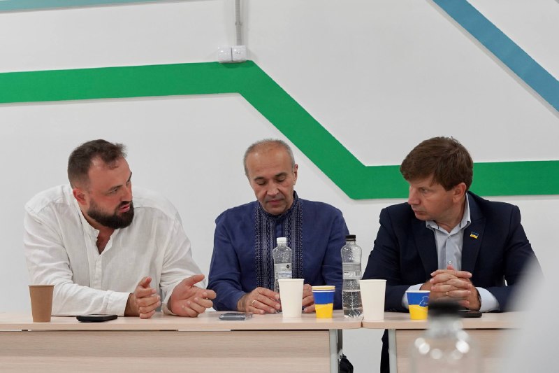 Разом із міністром у справах громад, територій та ВПО Віталієм Безгіним працювали в прикордонній Корюківській громаді. Разом із міністром у справах громад, територій та ВПО Віталієм Безгіним працювали в прикордонній Корюківській громаді.