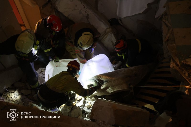 У Дніпрі рятувальники дістали з-під завалів багатоповерхівки тіло чоловіка У Дніпрі рятувальники дістали з-під завалів багатоповерхівки тіло чоловіка