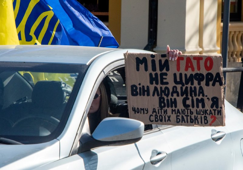 «Коли ти закриваєш очі, їх перестає бачити весь світ»: маріупольці виходять на акції з підтримки військовополонених «Коли ти закриваєш очі, їх перестає бачити весь світ»: маріупольці виходять на акції з підтримки військовополонених