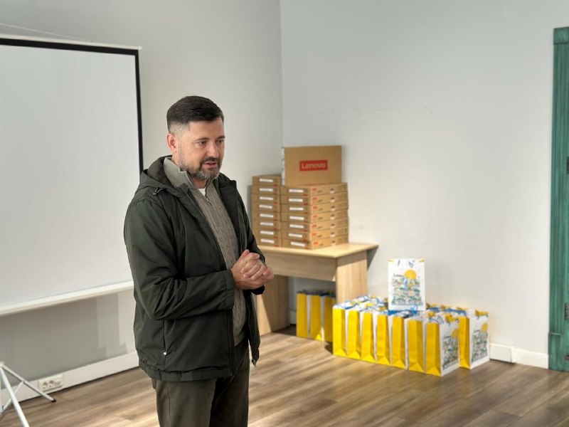 💻Підтримка заради майбутнього: у Дніпрі діти маріупольської громади отримали ноутбуки 💻Підтримка заради майбутнього: у Дніпрі діти маріупольської громади отримали ноутбуки