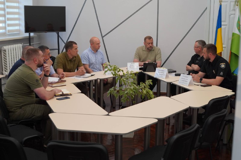 Працюю в Прилуках. Були наради з керівниками громад району, окремо - з представниками силових структур Працюю в Прилуках. Були наради з керівниками громад району, окремо - з представниками силових структур