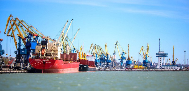 🛳Окупанти планують передати маріупольський порт російським операторам 🛳Окупанти планують передати маріупольський порт російським операторам