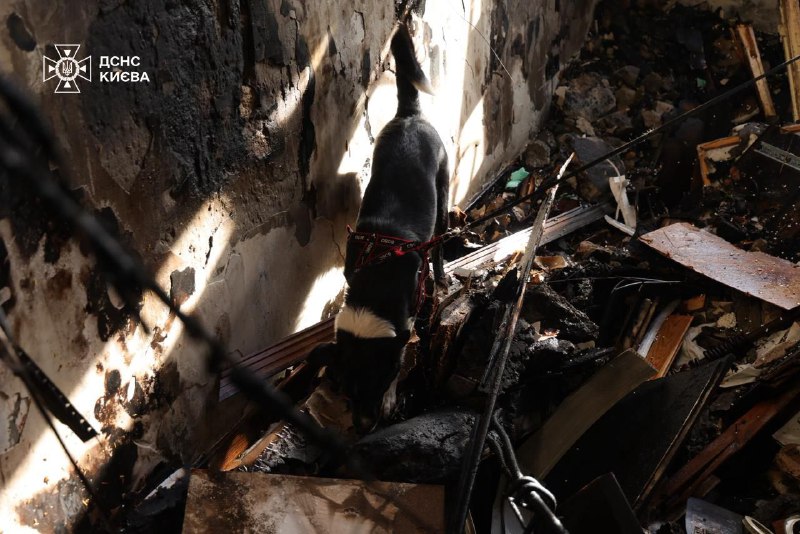#Київ: рятувальники деблокували з-під завалів у 9-поверхівці Деснянського району ще одне тіло #Київ: рятувальники деблокували з-під завалів у 9-поверхівці Деснянського району ще одне тіло