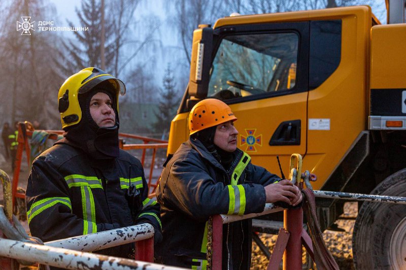 Тернопіль: Рятувальники продовжують працювати на місці трагедії, де внаслідок російської агресії було зруйновано житлову багатоповерхівку Тернопіль: Рятувальники продовжують працювати на місці трагедії, де внаслідок російської агресії було зруйновано житлову багатоповерхівку