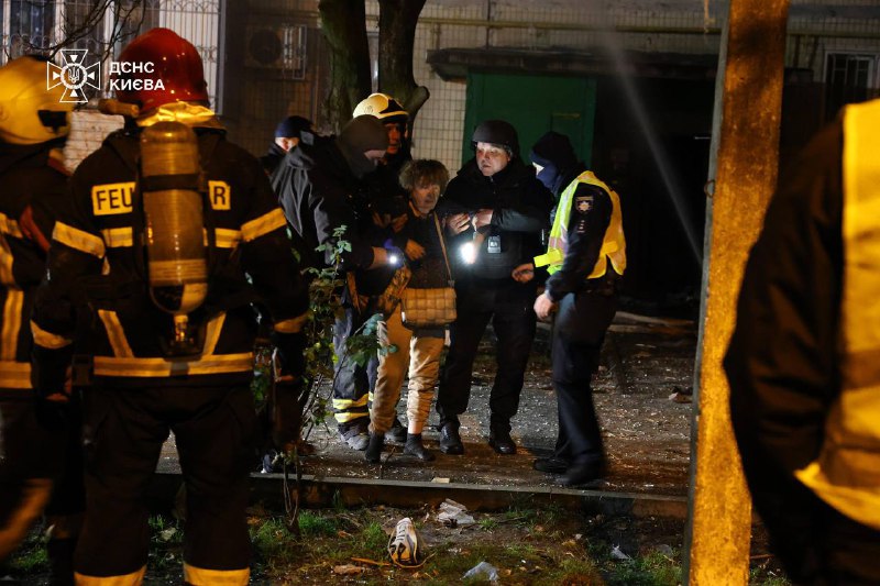 З ночі працюють наші екстрені служби на місцях російських ударів. Підлий обстріл З ночі працюють наші екстрені служби на місцях російських ударів. Підлий обстріл