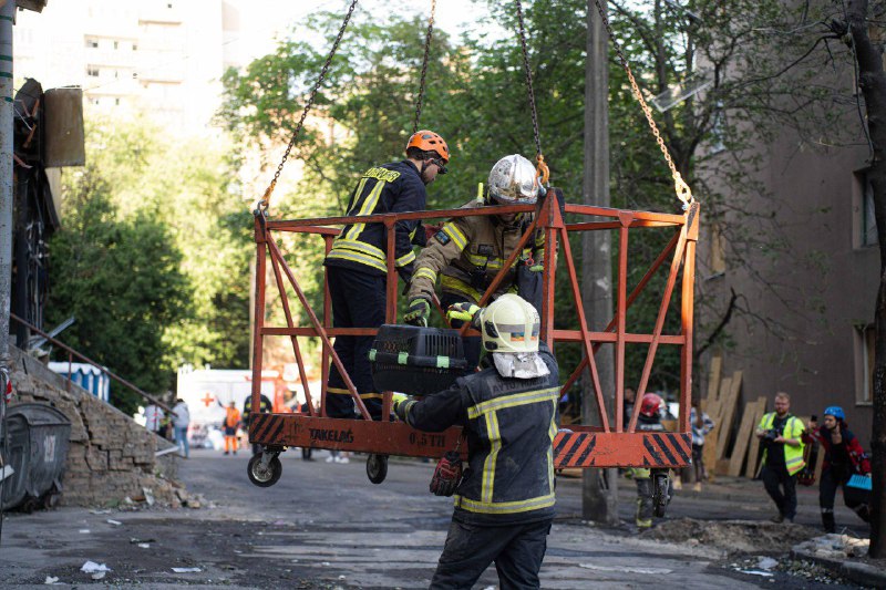 ‼️Серед уламків зруйнованого будинку в Києві рятувальники шукали всіх – і людей, і тварин ‼️Серед уламків зруйнованого будинку в Києві рятувальники шукали всіх – і людей, і тварин