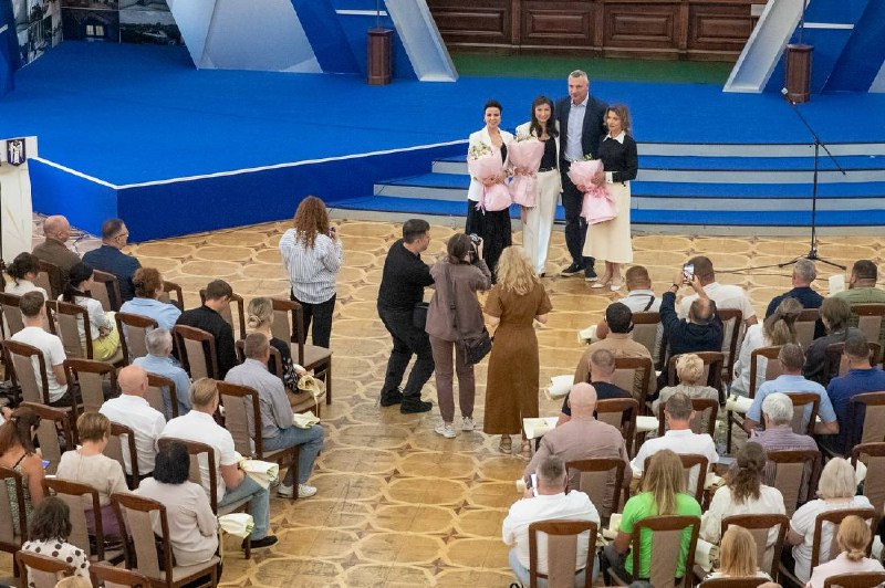 Напередодні Дня медичного працівника привітав столичних медиків з професійним святом та вручив нагороди від столиці. Напередодні Дня медичного працівника привітав столичних медиків з професійним святом та вручив нагороди від столиці.
