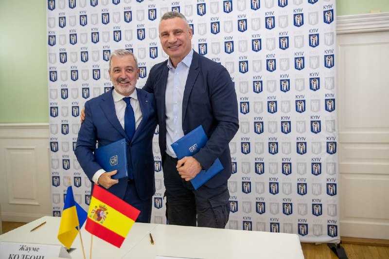 Зустрівся у столичній мерії з мером міста-побратима Києва – Барселони Жауме Коллбоні та делегацією іспанського міста. Зустрівся у столичній мерії з мером міста-побратима Києва – Барселони Жауме Коллбоні та делегацією іспанського міста.