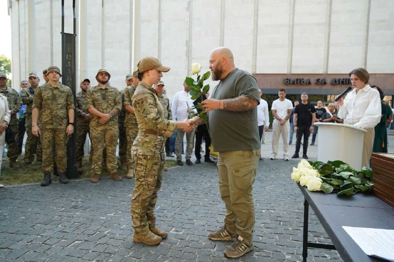 До Дня Незалежності України вручив нагороди на Алеї Захисників Луганщини До Дня Незалежності України вручив нагороди на Алеї Захисників Луганщини