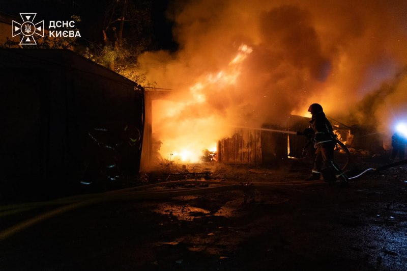Сьогодні вночі ударами дронів Росія вбила трьох людей у Пухівці на Київщині: дідуся, бабусю та їхнього онука Сьогодні вночі ударами дронів Росія вбила трьох людей у Пухівці на Київщині: дідуся, бабусю та їхнього онука
