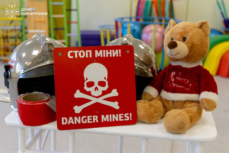 У Вінниці рятувальники провели урок безпеки для пів сотні дошкільнят! У Вінниці рятувальники провели урок безпеки для пів сотні дошкільнят!