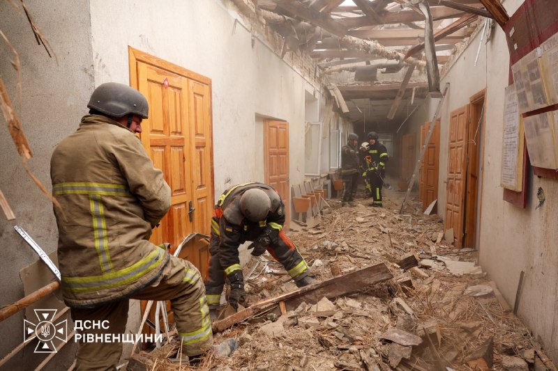 ⚠️ рівненські рятувальники ліквідували наслідки падіння уламків російського БпЛА: розібрали завали та обвалені конструкції! ⚠️ рівненські рятувальники ліквідували наслідки падіння уламків російського БпЛА: розібрали завали та обвалені конструкції!