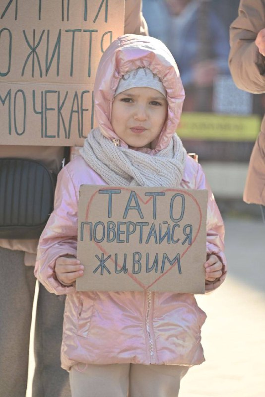 «Коли ти закриваєш очі, їх перестає бачити весь світ»: маріупольці виходять на акції з підтримки військовополонених «Коли ти закриваєш очі, їх перестає бачити весь світ»: маріупольці виходять на акції з підтримки військовополонених