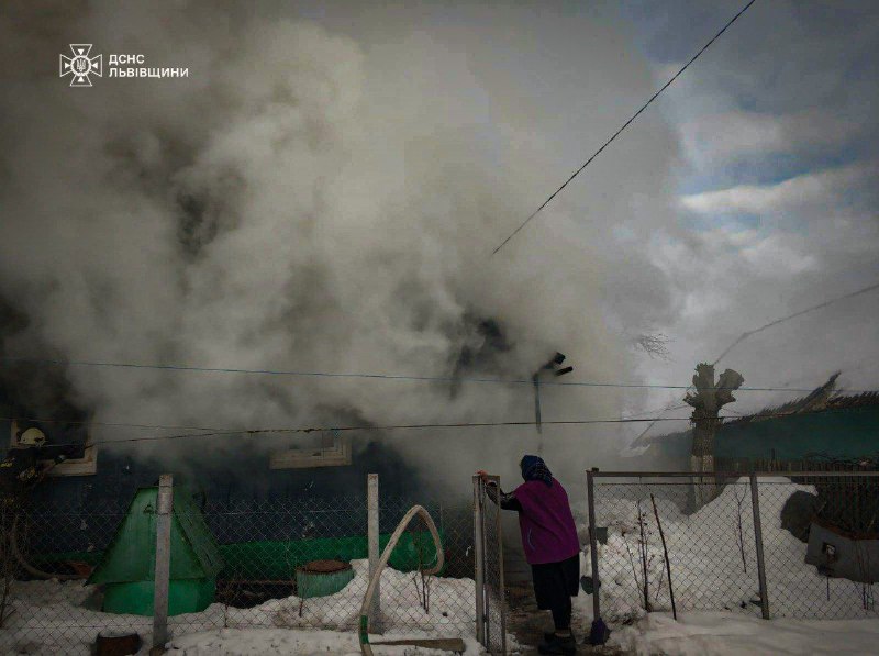 Львівщина. Жінка стоїть і мовчки дивиться, як вогонь нищить її дім🔥
Дерев’яний житловий будинок загорівся у селі Новий Острів Самбірського району Львівщина. Жінка стоїть і мовчки дивиться, як вогонь нищить її дім🔥
Дерев’яний житловий будинок загорівся у селі Новий Острів Самбірського району