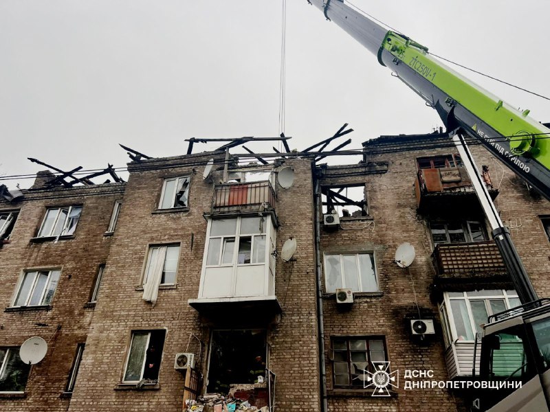 📍У Кам’янському рятувальники дістали з-під завалів багатоповерхівки тіло чоловіка 📍У Кам’янському рятувальники дістали з-під завалів багатоповерхівки тіло чоловіка