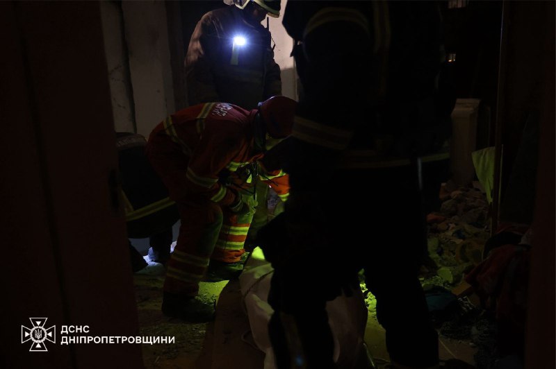 У Дніпрі рятувальники дістали з-під завалів багатоповерхівки тіло чоловіка У Дніпрі рятувальники дістали з-під завалів багатоповерхівки тіло чоловіка