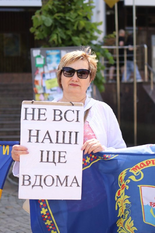💔«Ще не всі вдома»: Маріупольці виходять на підтримку військовополонених! 💔«Ще не всі вдома»: Маріупольці виходять на підтримку військовополонених!
