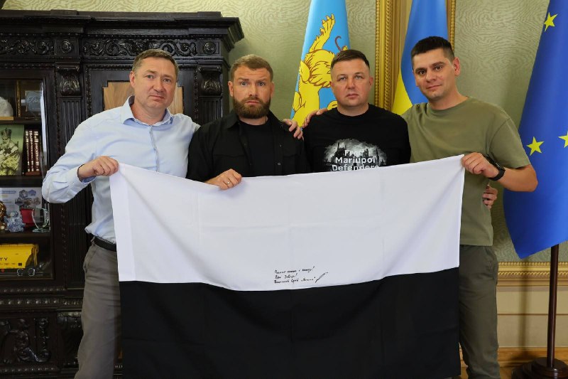 Важлива зустріч із людиною, яка є символом оборони Маріуполя, – Героєм України Сергієм Волинським, «Волиною».
Сергій Важлива зустріч із людиною, яка є символом оборони Маріуполя, – Героєм України Сергієм Волинським, «Волиною».
Сергій