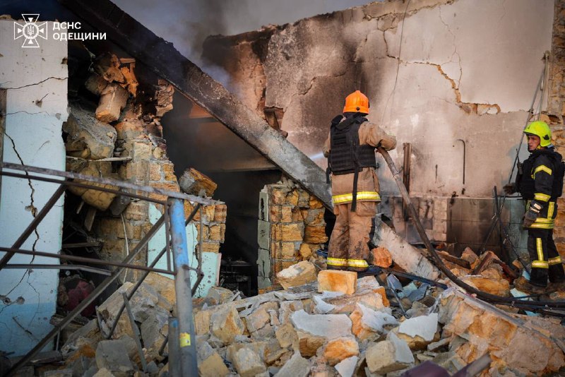 В Одесі внаслідок нічного ракетного удару Росії по житловому будинку загинули дві людини В Одесі внаслідок нічного ракетного удару Росії по житловому будинку загинули дві людини