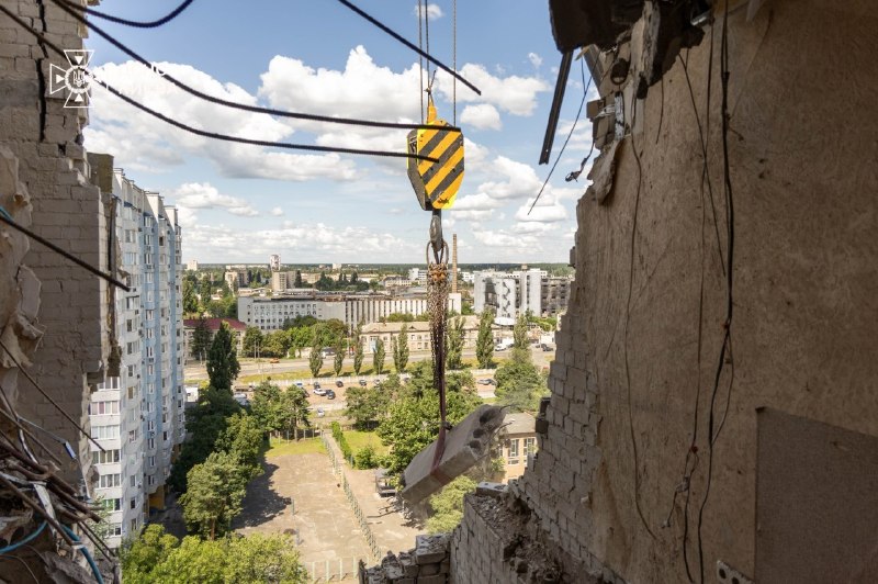 #Київ: завершені аварійно-рятувальні роботи на місці влучання у 16-поверховий житловий будинок у Дарницькому районі! #Київ: завершені аварійно-рятувальні роботи на місці влучання у 16-поверховий житловий будинок у Дарницькому районі!