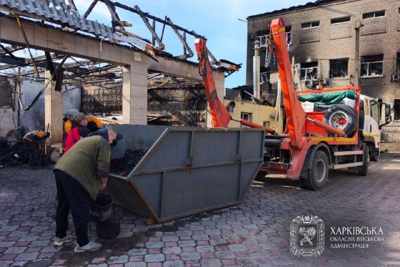 ➡️ Продовжуємо усувати наслідки російських атак на Харківщині
Спільно з екстреними службами ➡️ Продовжуємо усувати наслідки російських атак на Харківщині
Спільно з екстреними службами
