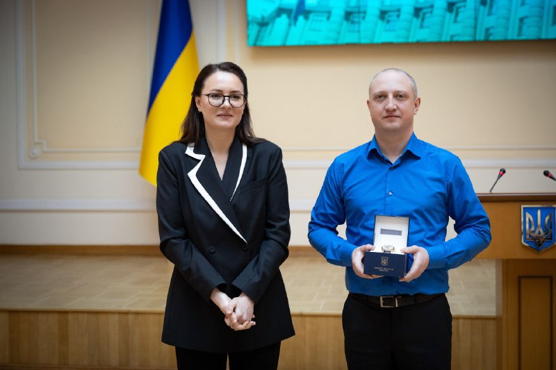 Ордени та звання від Президента і Почесні грамоти та цінні подарунки від Кабінету Міністрів Ордени та звання від Президента і Почесні грамоти та цінні подарунки від Кабінету Міністрів