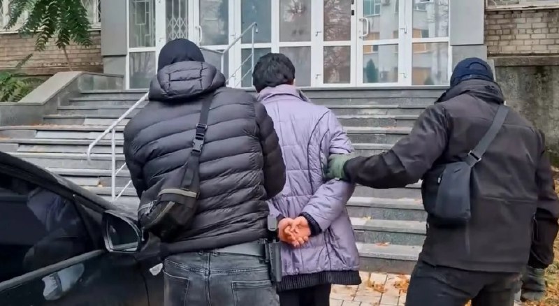 ❗Окупанти відправили жительку Маріуполя в тюрму на 6 років «за тероризм та екстремізм» ❗Окупанти відправили жительку Маріуполя в тюрму на 6 років «за тероризм та екстремізм»