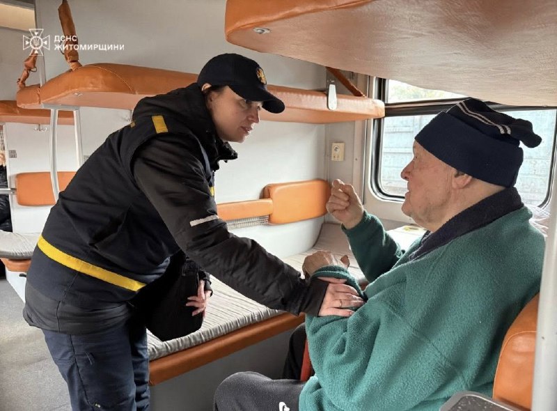 🚆30 літніх людей з інвалідністю, підопічних геріатричного пансіонату, зустріли рятувальники Житомирщини 🚆30 літніх людей з інвалідністю, підопічних геріатричного пансіонату, зустріли рятувальники Житомирщини