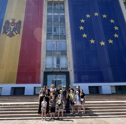 Оздоровлення без кордонів: 20 юних луганчан проводять літо в Молдові
Завдяки спільним зусиллям Луганської... Оздоровлення без кордонів: 20 юних луганчан проводять літо в Молдові
Завдяки спільним зусиллям Луганської...