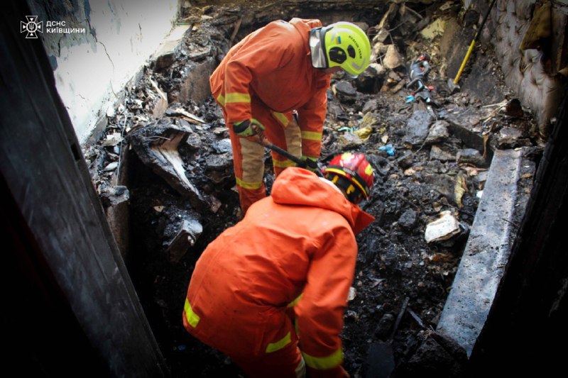 Після російських ударів в ніч на 14 листопада по Києву рятувальники аварійно-рятувального загону спеціального призначення м Після російських ударів в ніч на 14 листопада по Києву рятувальники аварійно-рятувального загону спеціального призначення м