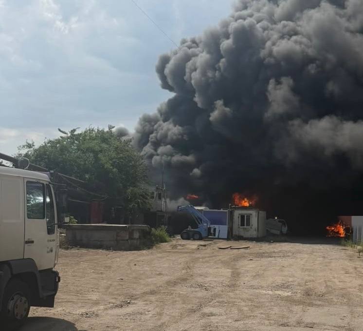 Ворог атакував цивільне підприємство на Одещині. На жаль, за попередньою інформацією, троє людей загинуло, ще четверо постраждали Ворог атакував цивільне підприємство на Одещині. На жаль, за попередньою інформацією, троє людей загинуло, ще четверо постраждали