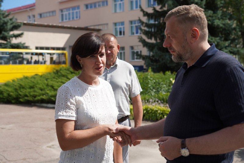 Продовжую відвідувати школи перед стартом нового навчального року.
Продовжую відвідувати школи перед стартом нового навчального року.