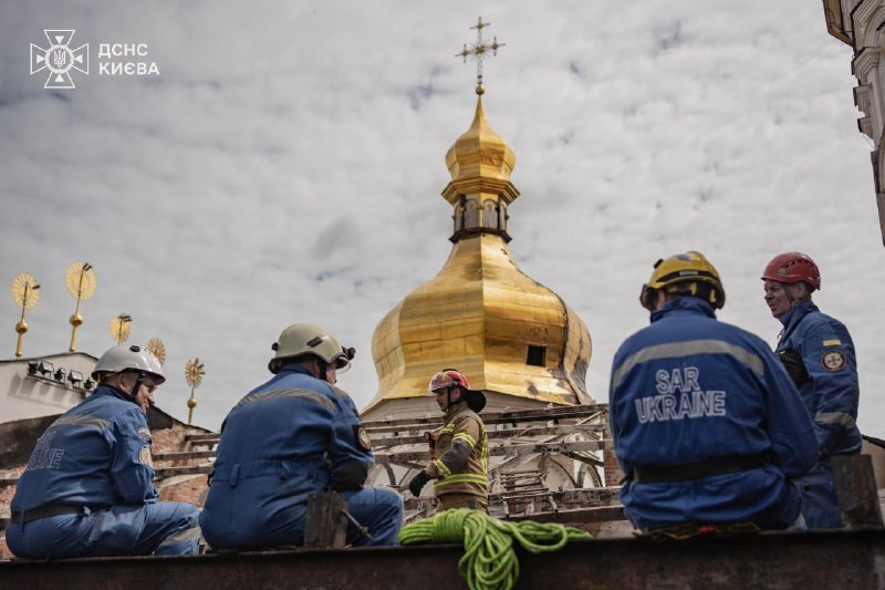 #Київ: тривають аварійно-відновлювальні роботи у Києво-Печерській лаврі після російської атаки 15 червня #Київ: тривають аварійно-відновлювальні роботи у Києво-Печерській лаврі після російської атаки 15 червня