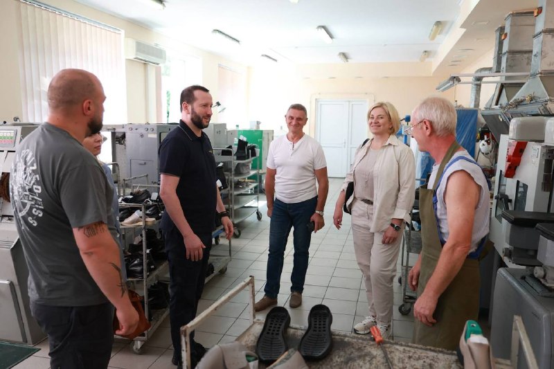 Відвідав Державне експериментальне протезно-ортопедичне підприємство. Відвідав Державне експериментальне протезно-ортопедичне підприємство.