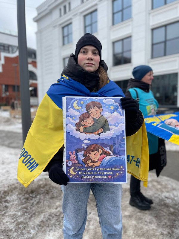 «Коли ти закриваєш очі, їх перестає бачити весь світ»: маріупольці виходять на акції з підтримки військовополонених «Коли ти закриваєш очі, їх перестає бачити весь світ»: маріупольці виходять на акції з підтримки військовополонених