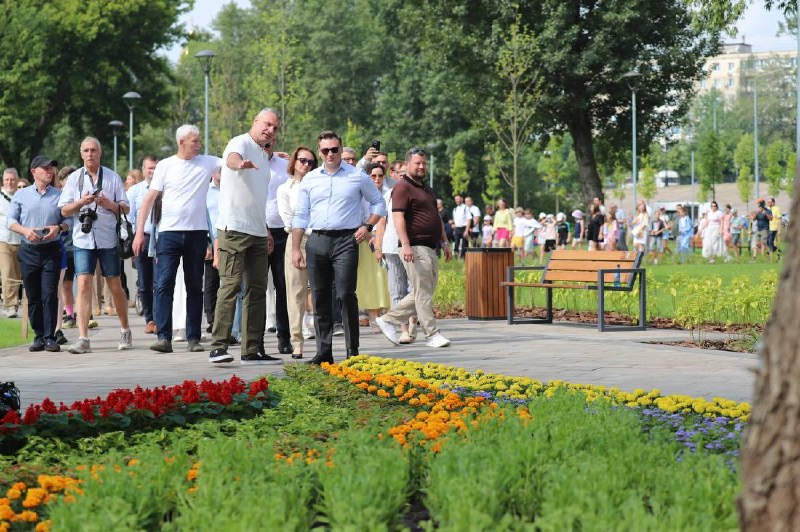 У столиці створили новий простір для прогулянок і відпочинку киян та гостей міста. У столиці створили новий простір для прогулянок і відпочинку киян та гостей міста.