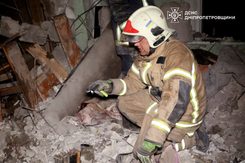 📍У Кам’янському рятувальники дістали з-під завалів багатоповерхівки тіло чоловіка 📍У Кам’янському рятувальники дістали з-під завалів багатоповерхівки тіло чоловіка