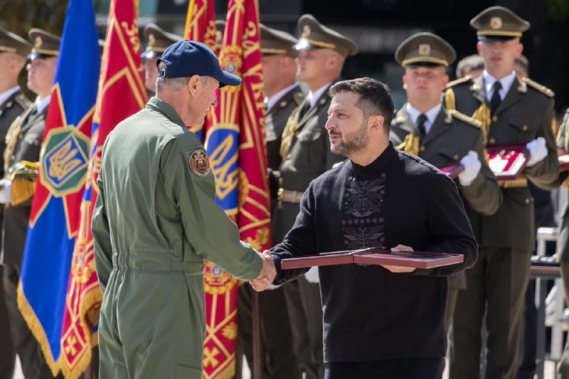 Президент України присвоїв звання Героя України командиру авіаційної ланки Спеціального авіаційного загону ДСНС Петру Насіковському Президент України присвоїв звання Героя України командиру авіаційної ланки Спеціального авіаційного загону ДСНС Петру Насіковському