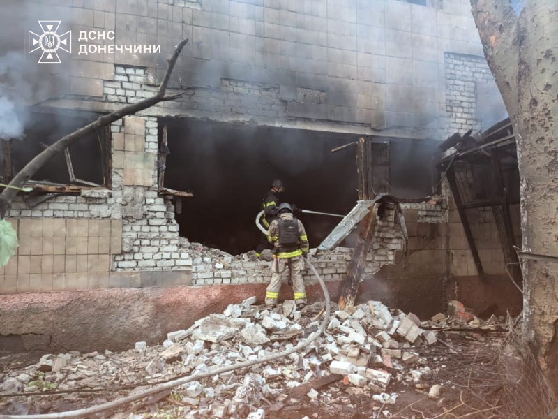 ❗Черговий російський удар по Донеччині: рятувальники ліквідували наслідки атак у Лимані та Краматорську ❗Черговий російський удар по Донеччині: рятувальники ліквідували наслідки атак у Лимані та Краматорську
