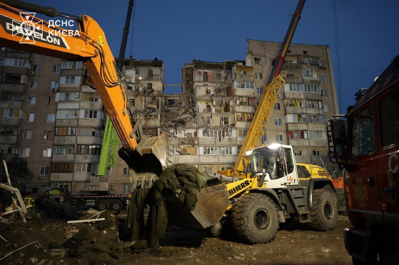 #Київ: всю ніч тривали пошуково-рятувальні роботи в столиці після російського удару в ніч на 6 липня #Київ: всю ніч тривали пошуково-рятувальні роботи в столиці після російського удару в ніч на 6 липня