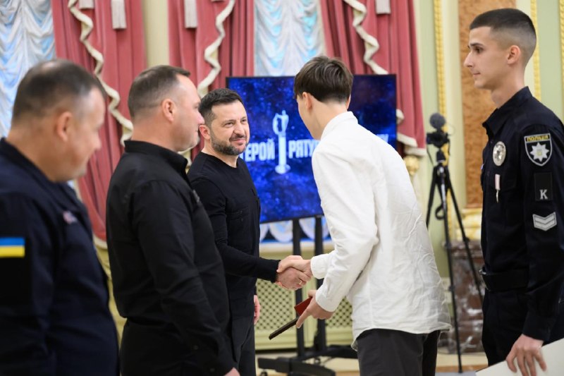 Більшість з них не мають форми чи шевронів ДСНС, але в момент небезпеки не вагалися та кинулися рятувати інших Більшість з них не мають форми чи шевронів ДСНС, але в момент небезпеки не вагалися та кинулися рятувати інших