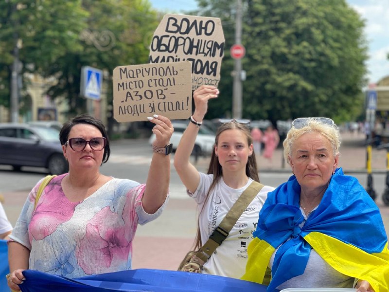 💔«Ще не всі вдома»: Маріупольці виходять на підтримку військовополонених! 💔«Ще не всі вдома»: Маріупольці виходять на підтримку військовополонених!