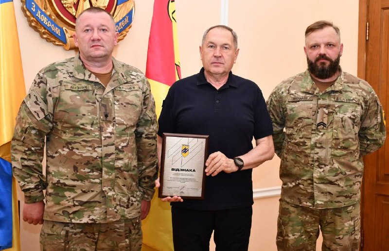 Завжди ціную спілкування з нашими захисниками, які приїжджають з фронту.
Сьогодні зустрічалися з бійцями легендарного «Азову» Завжди ціную спілкування з нашими захисниками, які приїжджають з фронту.
Сьогодні зустрічалися з бійцями легендарного «Азову»