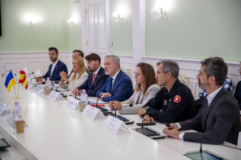 Зустрівся у столичній мерії з мером міста-побратима Києва – Барселони Жауме Коллбоні та делегацією іспанського міста. Зустрівся у столичній мерії з мером міста-побратима Києва – Барселони Жауме Коллбоні та делегацією іспанського міста.